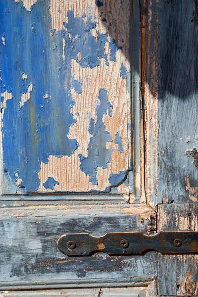 In de oude muur blauwe hout metaal — Stockfoto