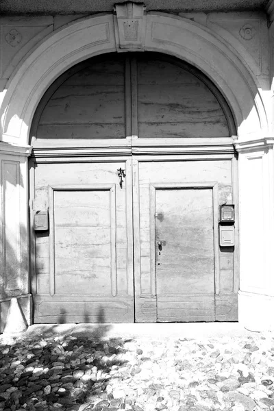 Puerta vieja en italia madera antigua antigua y textura tradicional — Foto de Stock