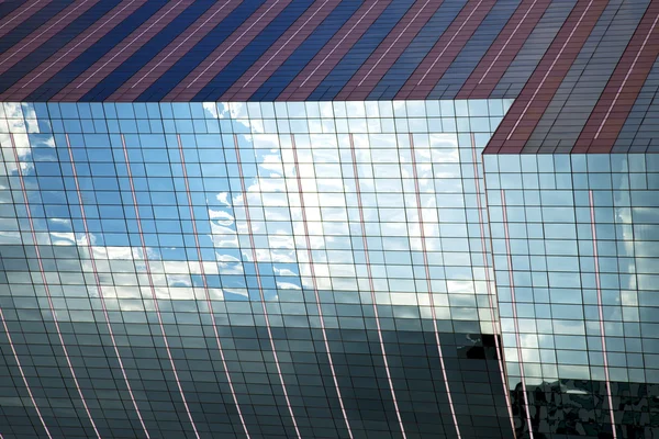 在窗口的玻璃亚洲摩天大楼 — 图库照片