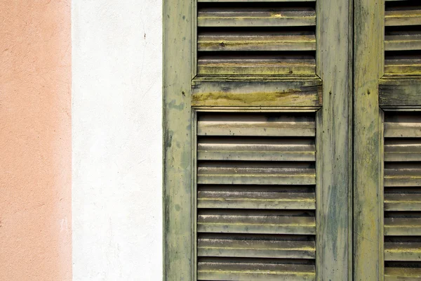 Janela varese palácios itália abstrato no tijolo de concreto — Fotografia de Stock