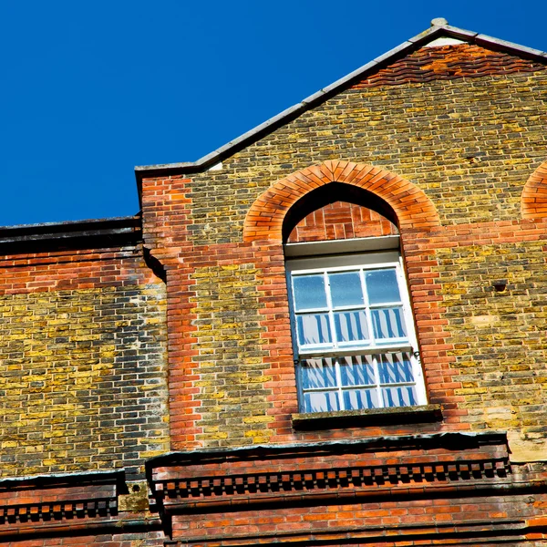 Παλιά windon στην Αγγλία Λονδίνο τούβλο και γυαλί στον τοίχο — Φωτογραφία Αρχείου