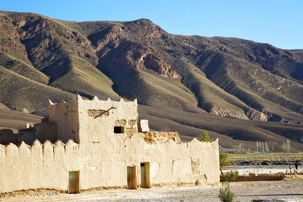 Colline au Maroc le mur de briques et village historique — Photo