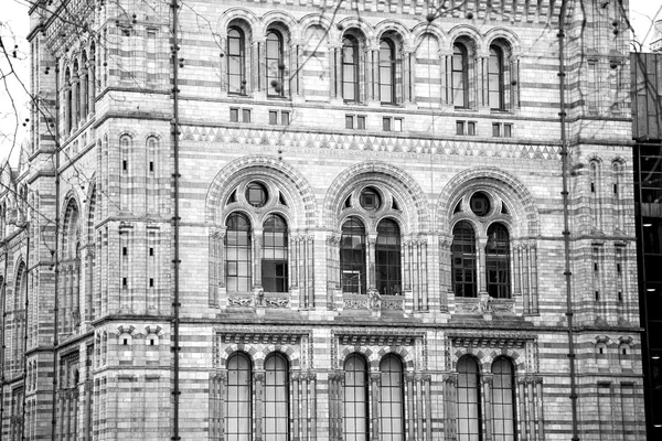 Gammal konstruktion i London englan Europa tegelvägg och fönster — Stockfoto