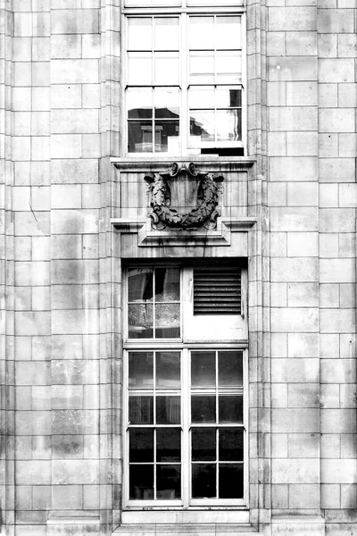 Viejo windon en Inglaterra Londres ladrillo y vidrio de la pared —  Fotos de Stock