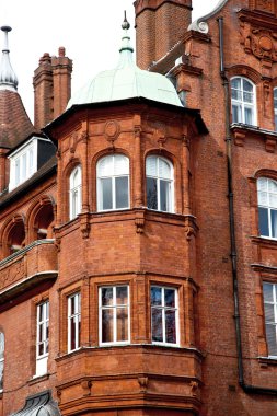 Avrupa Londra eski kırmızı tuğla duvar ve tarihsel pencere