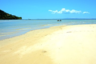 plaj deniz yosunu insanlar tekne Hint Okyanusu Madagaskar'daki meraklı