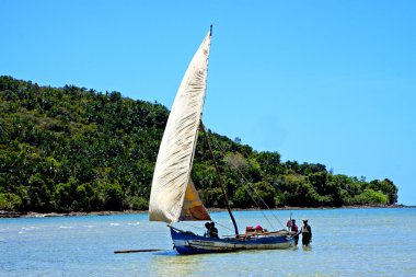 Pirogue plaj deniz yosunu Hint Okyanusu Madagaskar'daki insanlar kum 