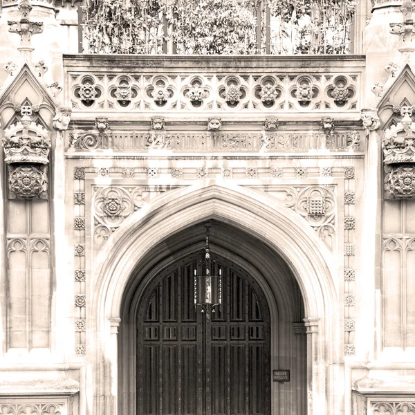 Парламент в Лондоне старая церковная дверь и мраморная антикварная стена — стоковое фото