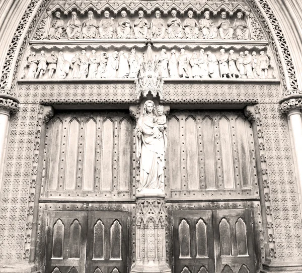 Rosenfenster weinstmister abbey in london alte kirchentür und ma — Stockfoto
