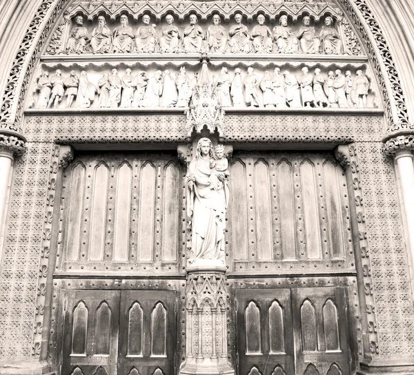 Rose fenêtre weinstmister abbey à Londres vieille porte de l'église et ma — Photo