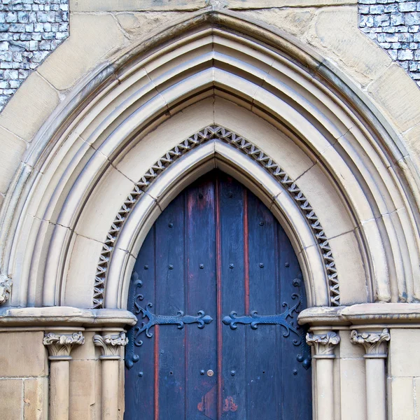 Puerta catedral southwark en Londres Inglaterra antigua construcción y — Foto de Stock