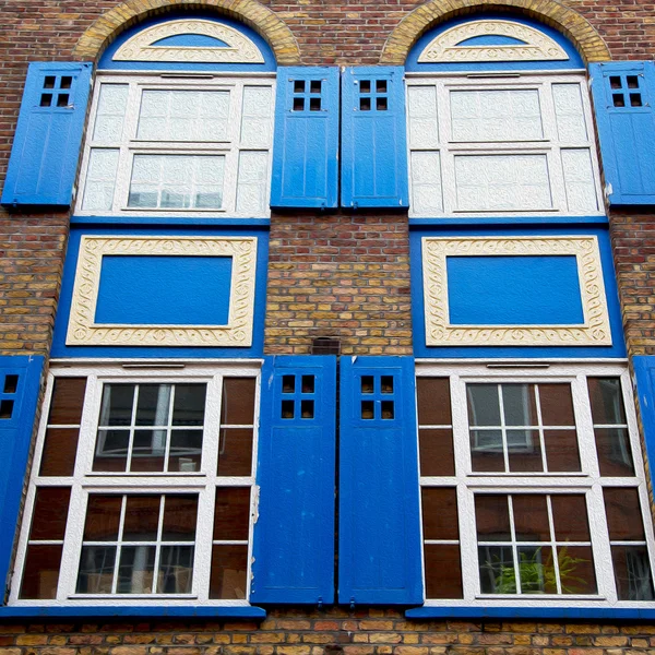 Old window in europe london  red brick wall     and      histori — Stock Photo, Image