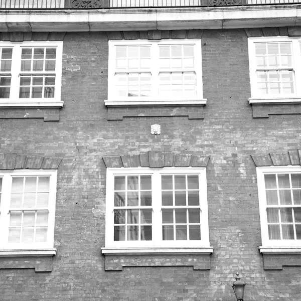 Vieja ventana en europa Londres pared de ladrillo rojo e histórico — Foto de Stock