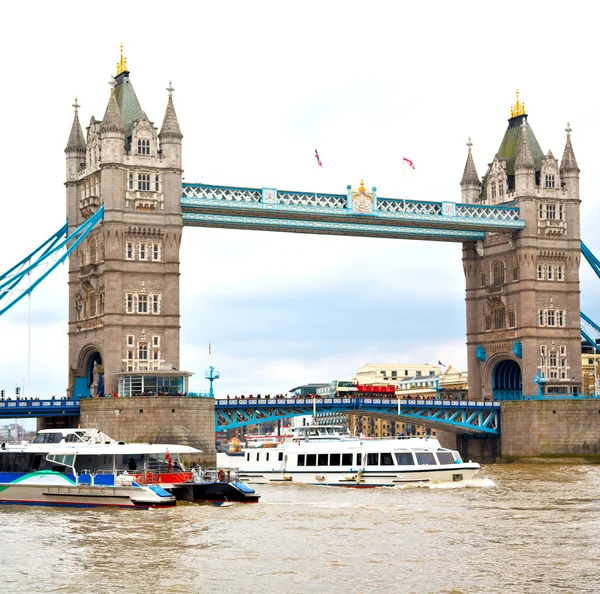 Torre de Londres em Inglaterra ponte velha e o céu nublado — Fotografia de Stock