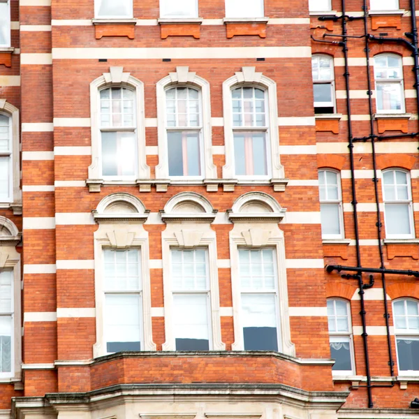 Fenêtre en europe Londres vieux mur de briques rouges et historique — Photo