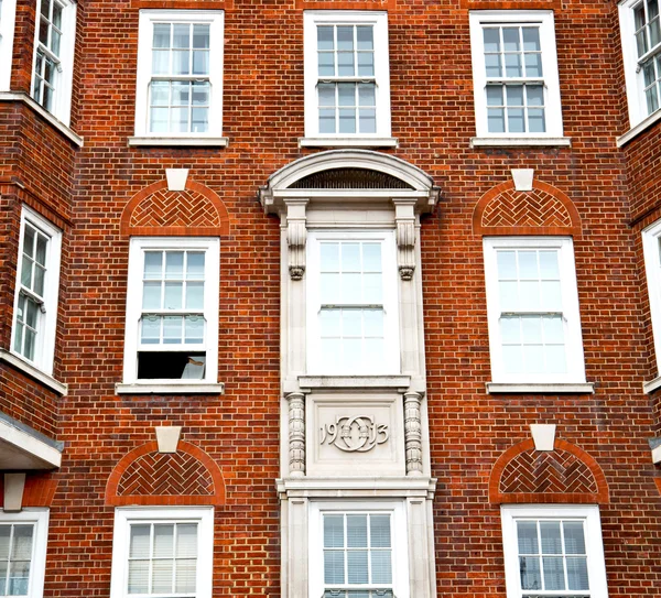 En Europa Londres vieja pared de ladrillo rojo y ventana histórica — Foto de Stock