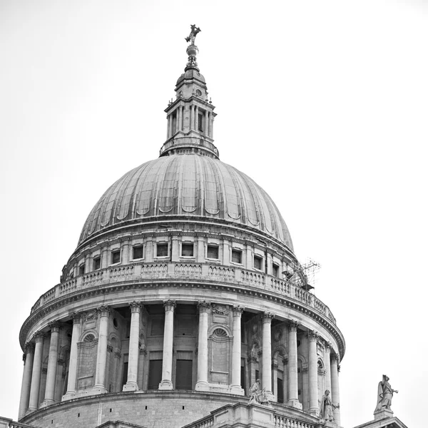 St. Paul cathedral in London england old construction and religio — стоковое фото