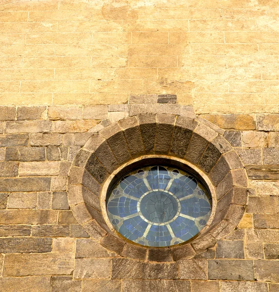 Λομβαρδία Ιταλία αυξήθηκε παράθυρο στην παλιά εκκλησία barza — Φωτογραφία Αρχείου