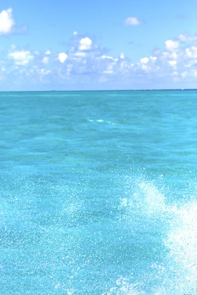 Onda in schiuma schiuma la goccia di mare giornata di sole — Foto Stock