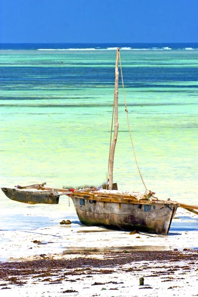 Zanzibar plaj kum deniz yosunu Isle gökyüzü ve tekne — Stok fotoğraf