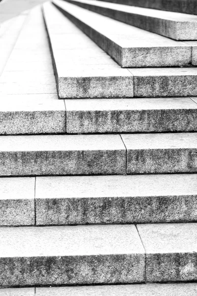 Nel monumento di Londra vecchi gradini e linea di marmo antico — Foto Stock