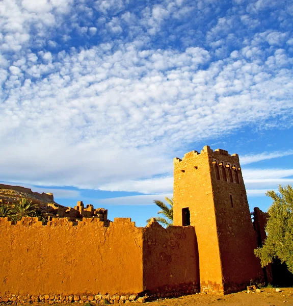 Afrique au Maroc l'ancienne construction et le village historique — Photo