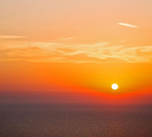 Em santorini grécia por do sol e o céu mediterrâneo mar vermelho — Fotografia de Stock