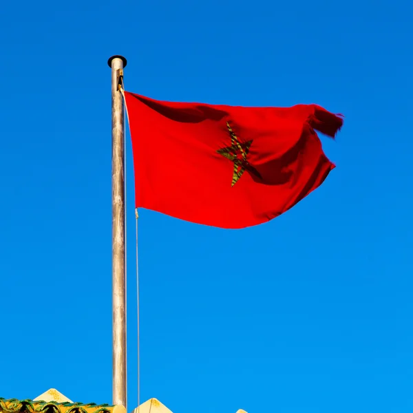 突尼斯挥舞国旗中的蓝色天空的颜色与城垛洼 — 图库照片