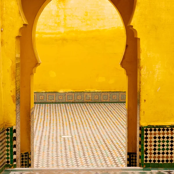 Vecchia porta in morocco africa antico e parete ornata marrone — Foto Stock