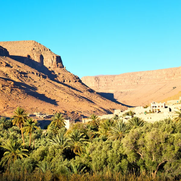 ドライ クリーニング谷モロッコ アフリカ アトラスのマウントです。 — ストック写真