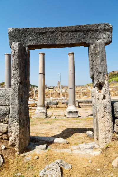 Perge old construction in asia   the  roman temple — Stock Photo, Image