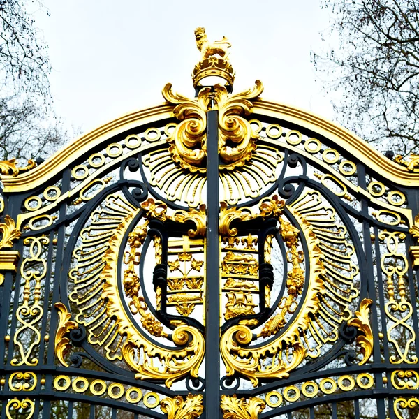 En Londres Inglaterra la antigua puerta de metal palacio real — Foto de Stock