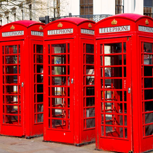 Telefone em Inglaterra londres obsoleto caixa clássico britânico ícone — Fotografia de Stock