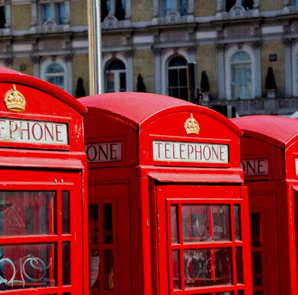 Telefone em Inglaterra londres obsoleto caixa clássico britânico ícone — Fotografia de Stock