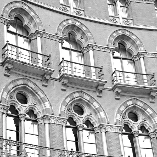 Arquitectura antigua en Londres ventanas inglesas y exterior de ladrillo wa — Foto de Stock