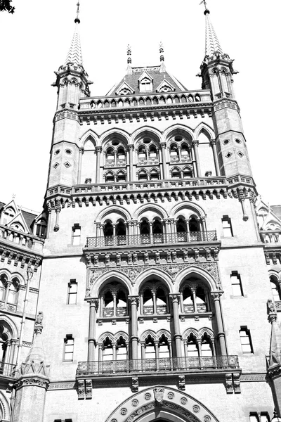 Arquitectura antigua en Londres ventanas inglesas y exterior de ladrillo wa — Foto de Stock