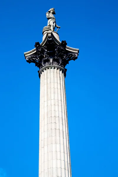 Колонна в Лондоне и небе — стоковое фото