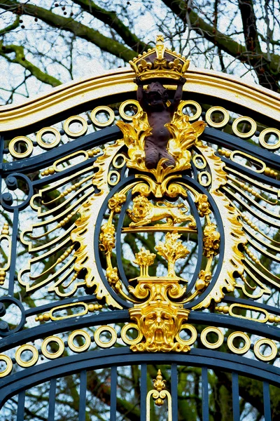 En Londres Inglaterra la antigua puerta de metal palacio real — Foto de Stock