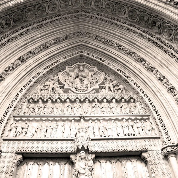 Gül pencere weinstmister manastırda Londra eski kilise kapısına ve ma — Stok fotoğraf