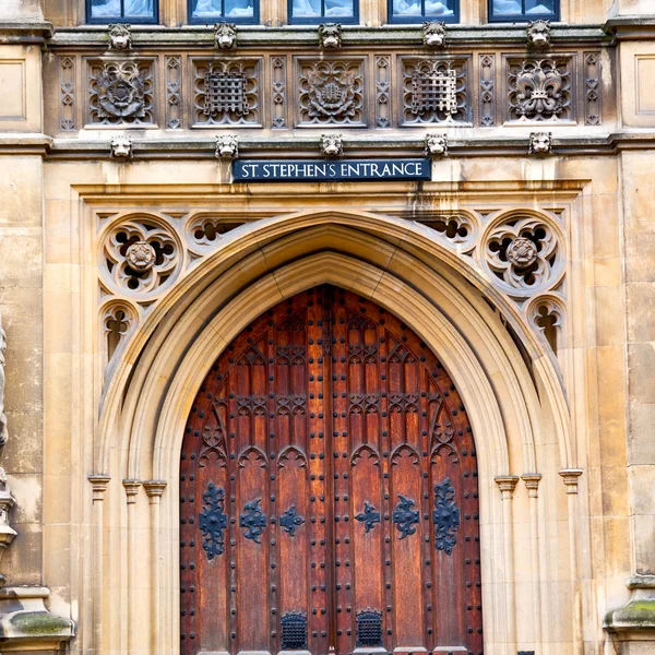 ロンドンの古い教会の扉と大理石のアンティーク壁の議会 — ストック写真