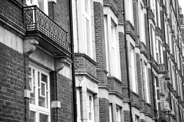 Vieja ventana en europa Londres pared de ladrillo rojo e histórico — Foto de Stock