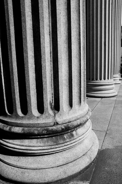 Ancienne colonne abstraite dans le pays d'Europe italie et marbre — Photo