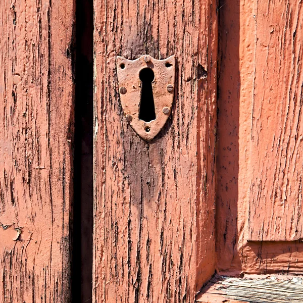 İtalya eski ancian ahşap ve geleneksel doku çivi kapıdan — Stok fotoğraf
