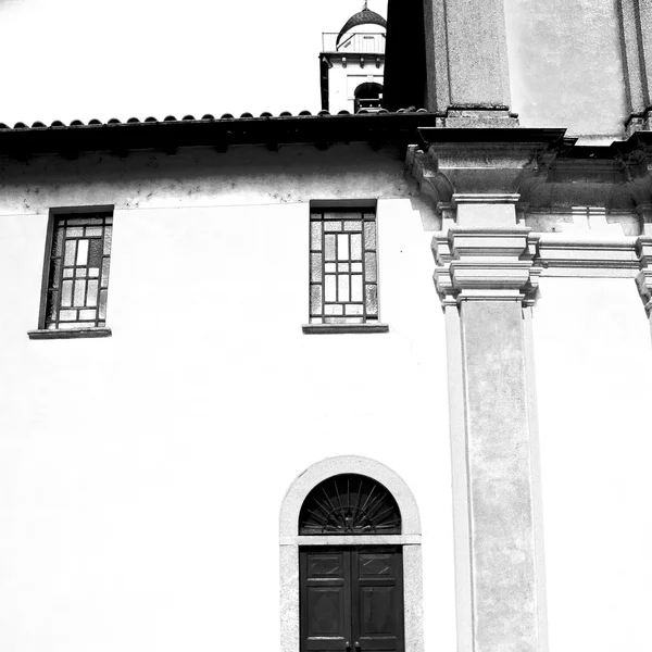 Old architecture in italy europe milan religion and sunlight — Stock Photo, Image