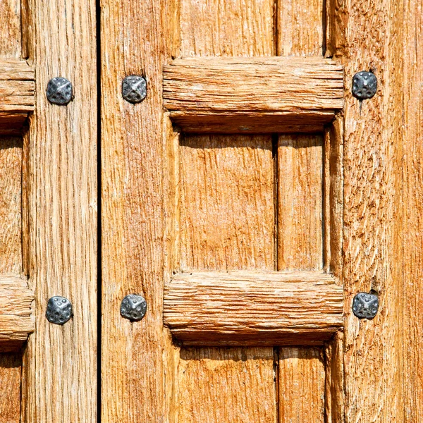 Door    in italy old ancian wood and traditional  texture nail — Stock Photo, Image