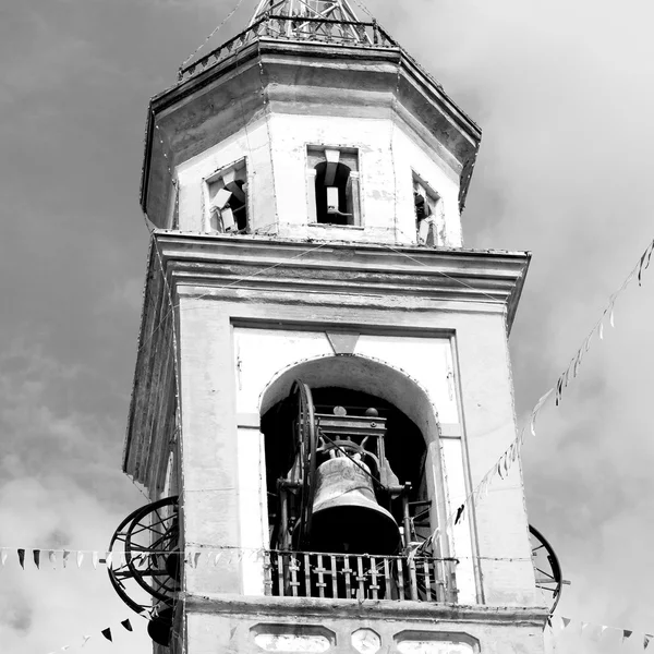 Ancien uhrturm in italien europa alter stein und glocke — Stockfoto
