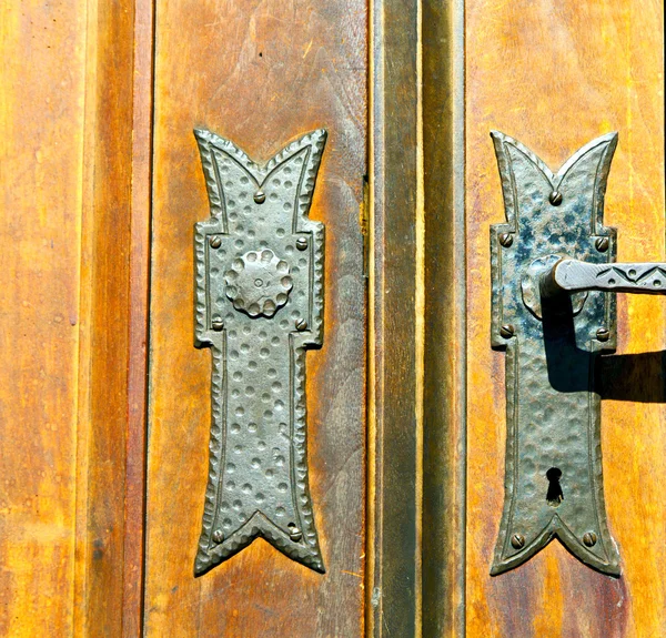 Castellanza flou lombardie abstrait curch fermé croix en bois — Photo