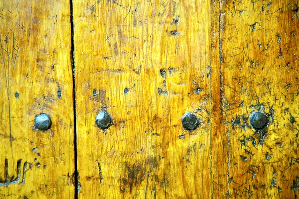 금속 손톱 갈색에 더러운 노란색 벗겨진된 페인트 — 스톡 사진
