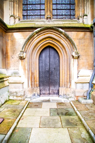 ロンドンの古い教会のドアと壁の大修道院 — ストック写真