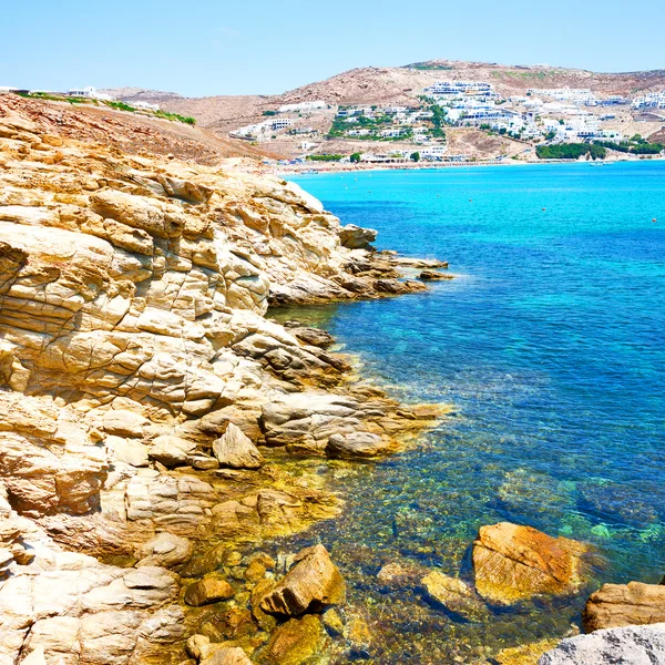 In Grecia l'isola mykonos roccia mare e spiaggia cielo blu — Foto Stock